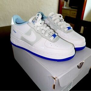 Nike Air force 1 (size 6 in Big Kids/7.5 in women’s)